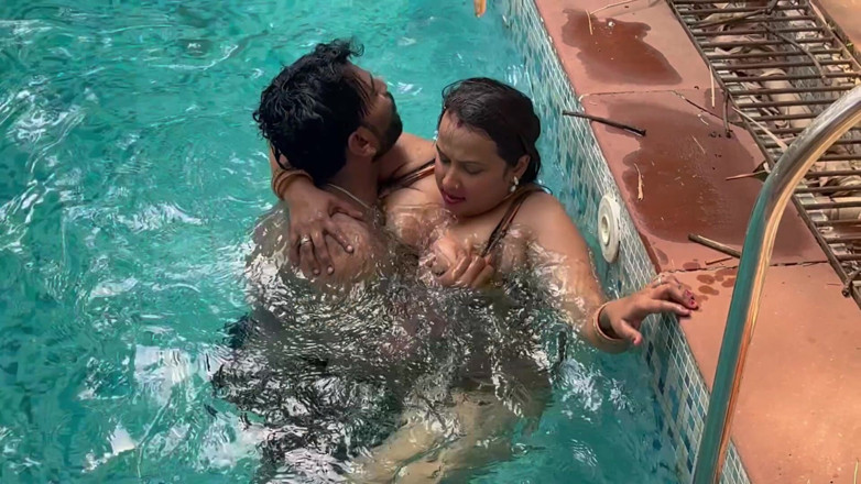 Kamasutra61: Couple indien sexy, vidéo de baise complète dans la piscine,...