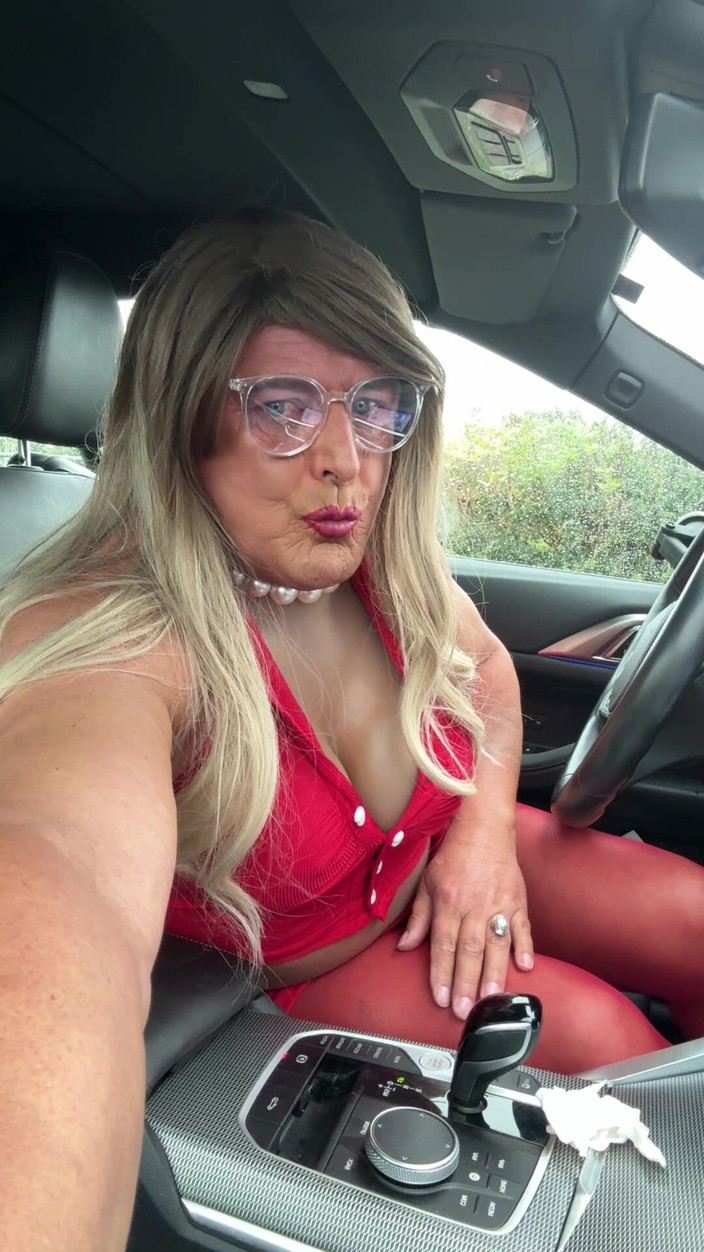 Kellycd2022: Kellycd2022, crossdresser sexy, sort pour une balade en collants et...