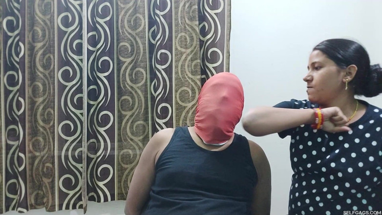 Selfgags femdom bondage: Чоловік із кляпом у роті, жіноче домінування, вагітна індійська дружина