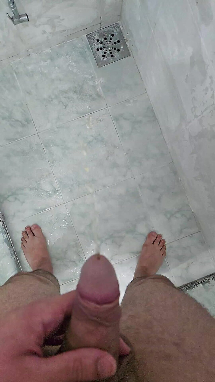 Lkdick8: Xixi no chuveiro 1