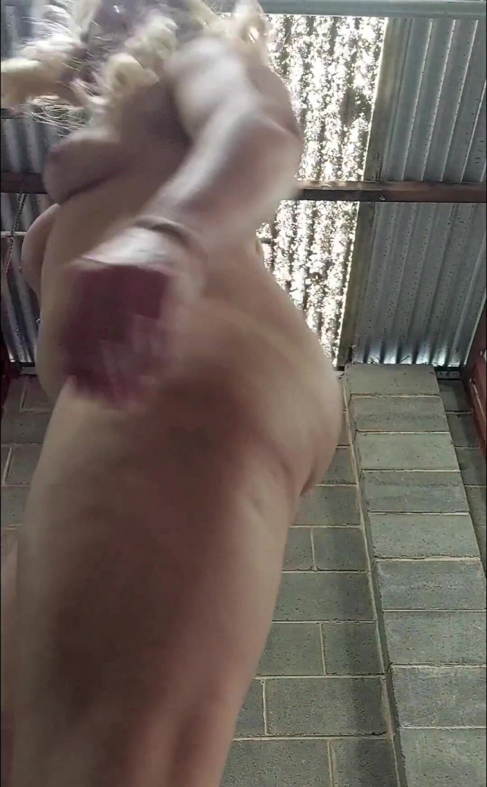 Michellexm: Squats nus avec un plug anal