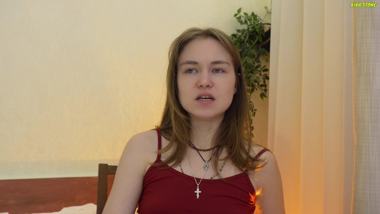 Kira Stone: Keira Stone! Cinsel Eğitim'e hoş geldiniz. Sana seks öğreteceğim ve içini çıkaracağım.