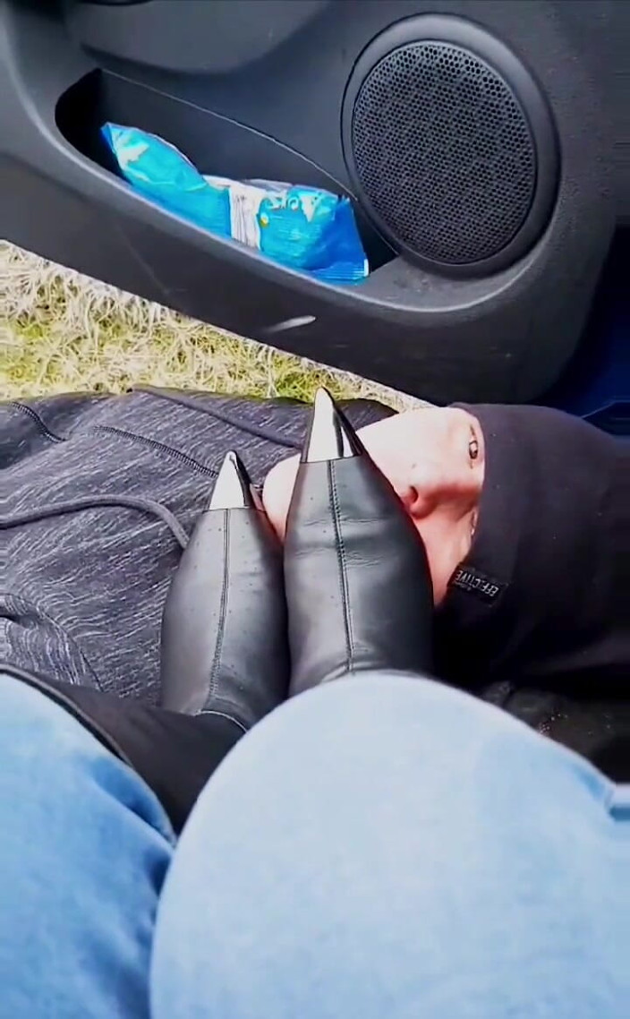 Mistressyammyboots: Leren reet likken in de auto