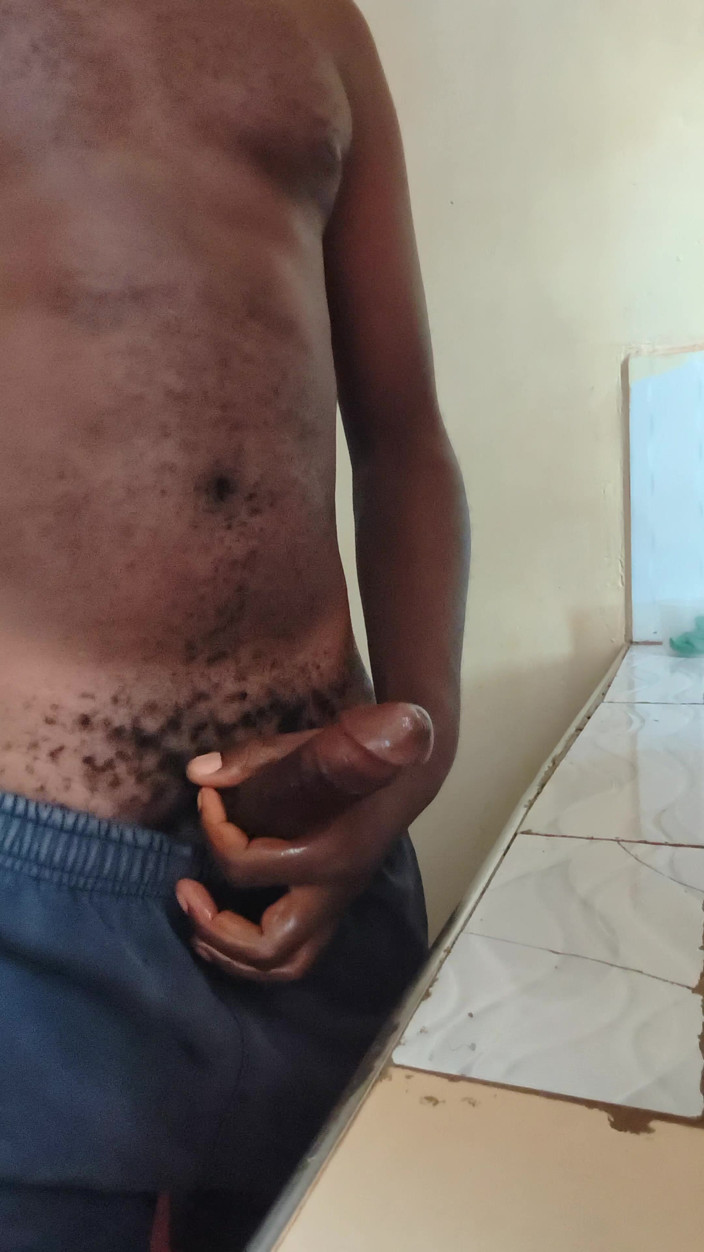 Kenyandick: Un petit ami solo branle sa bite bien dure tôt...