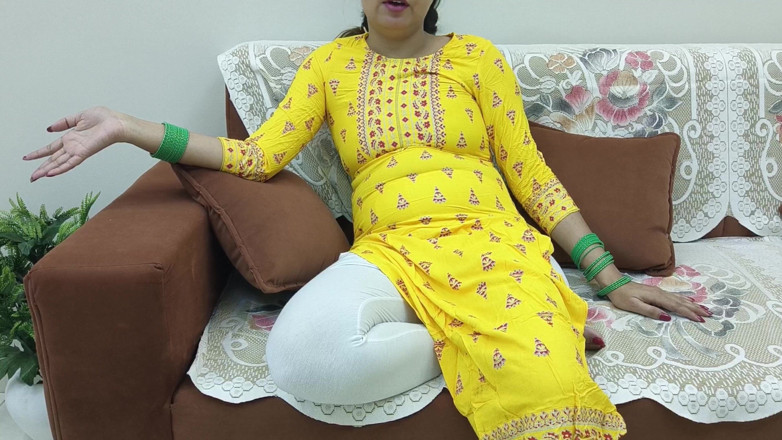Saarabhabhi6: Sari si wanita india pamer di sofa
