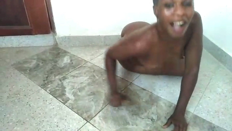 African Beauties: MILF recycling ihre eigene pisse