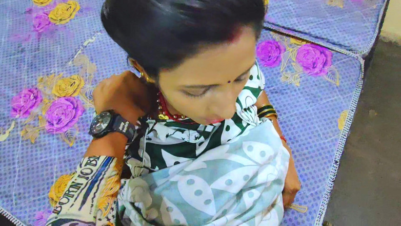 BadAim6: Indische stiefmutter geteiltes bett mit einfachem bett und stiefsohn glücklich...