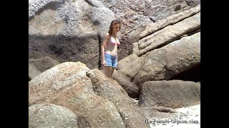 The Female Orgasm: Conejita del genio quería masturbarse en la playa