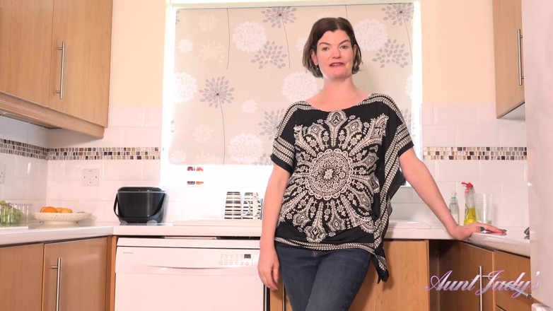 Aunt Judy's: AuntJudys - 44 anos amadora milf jenny dá-lhe joi na cozinha