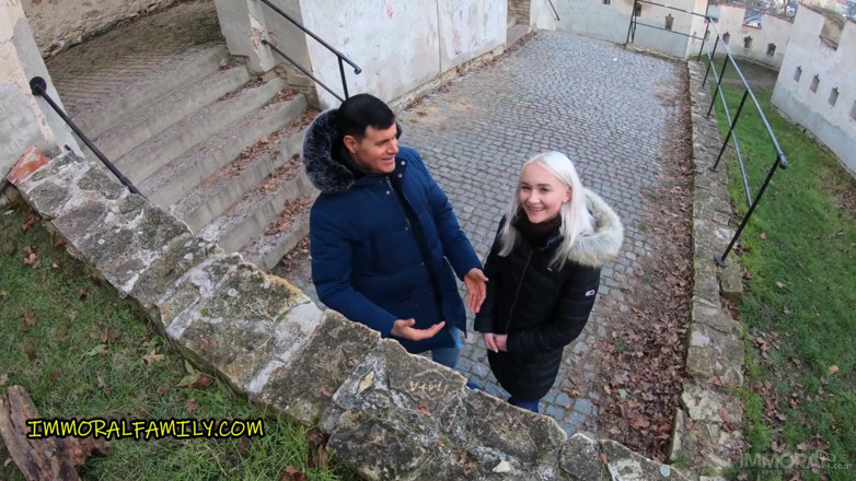 Immoral Family: Daddy dan überrascht stiefsohn mit schwanzgeilem blonden teenager, der im team...