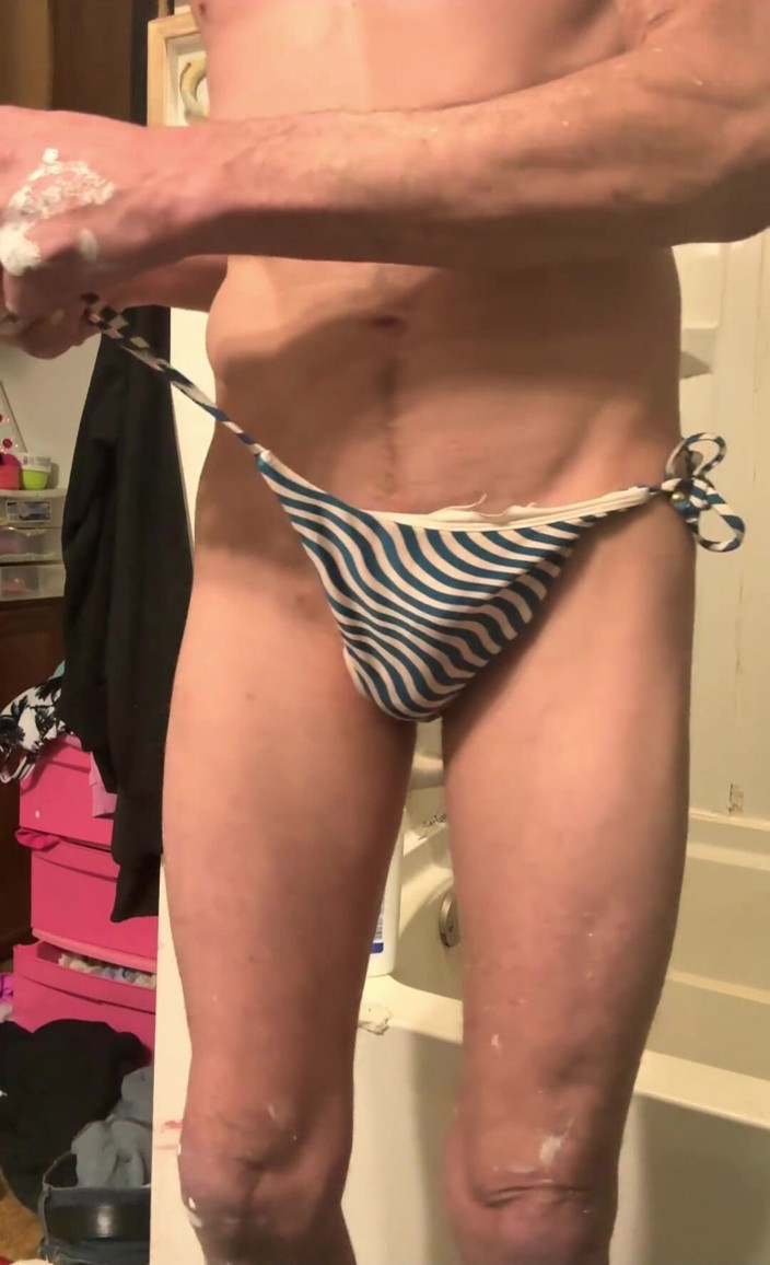 Feeling sexy today crosdressing: Cdmichelle draagt een blauwe en witte bikini