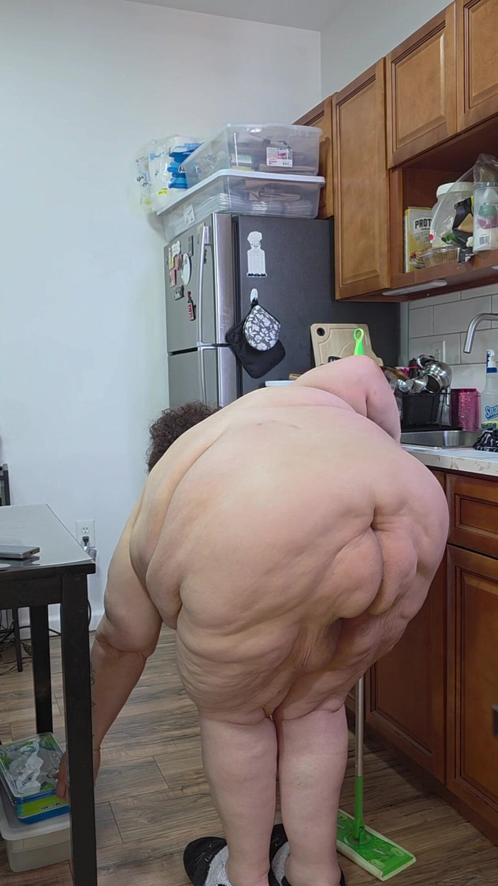 LustyPeachesofSin: Nahé čištění domu Pt 2