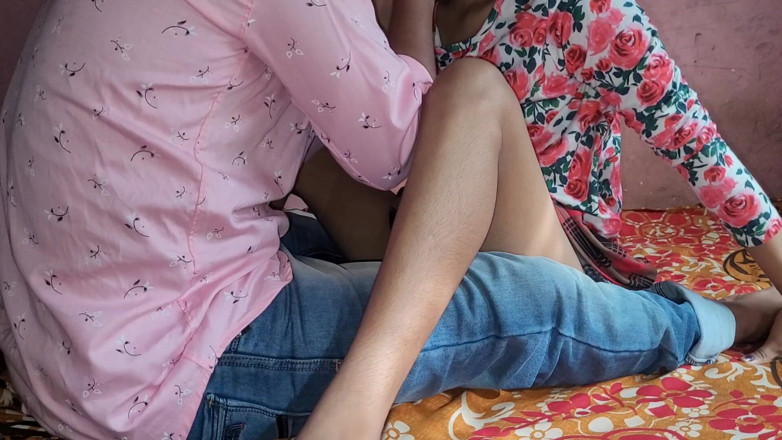 Your kavita bhabhi: Hintli kadın kayınbiraderi gelip onu terk ettiğinde seksi izliyor