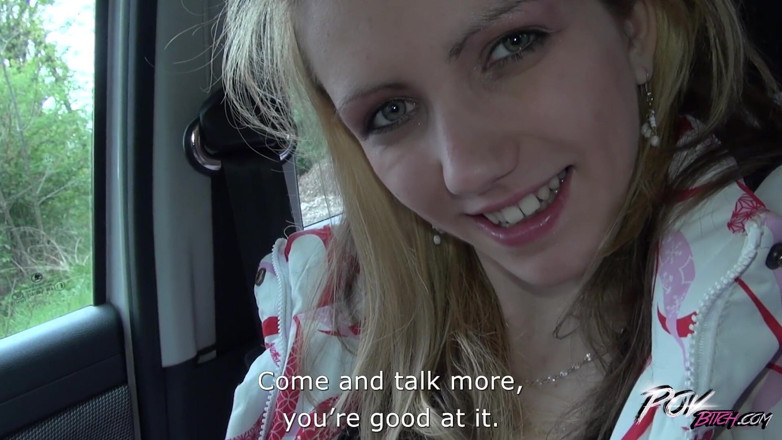 POV Bitch: Zierlicher dünner blonder teenager lutscht schwanz unter vom rad und...