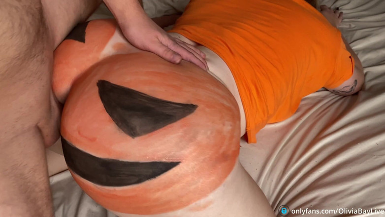Olivia Bay: Obří halloweenská dýně - trik nebo léčba část 2