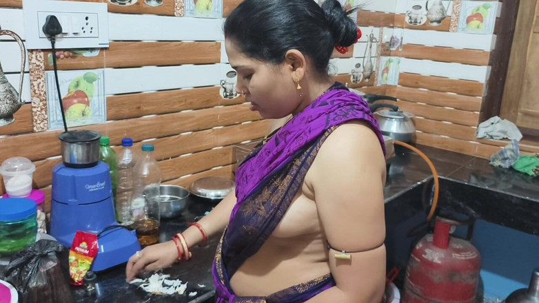 Sona bhabhi: 부엌 방에서 남편의 친구가 섹스하는 인도 주부 하드코어 섹스