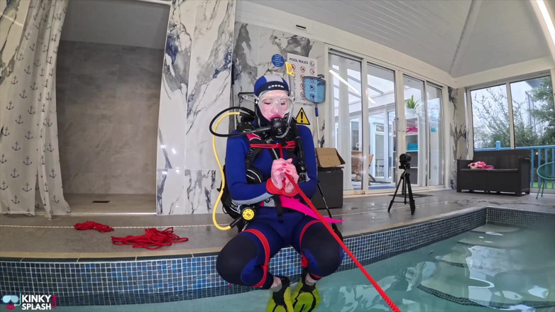 UKCuteGirl Lucy Lauren: Perhambaan bawah air dalam Scuba diikat ketat &amp; diserap melalui air