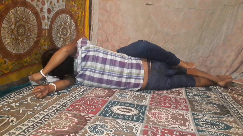 Uttar dinajpur: Los brazaletes de Sonali Bhabhi parecen recibir dinero en efectivo...