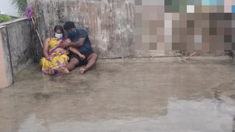 Tamil lesbian: Sexe sous la pluie sur la terrasse