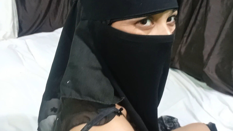 Dearshivani: 호텔에서 자지를 빨고 싶어하는 무슬림 소녀
