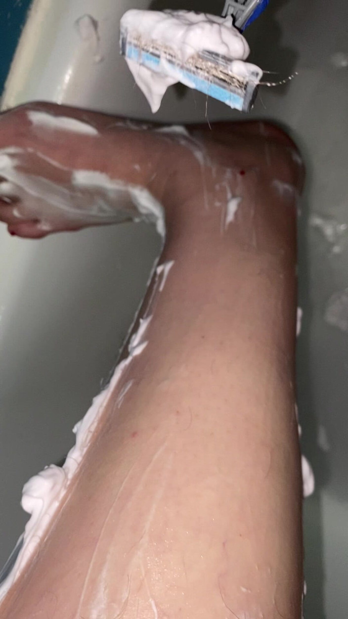 Cuteblonde666: Rasage de jambes poilues en gros plan