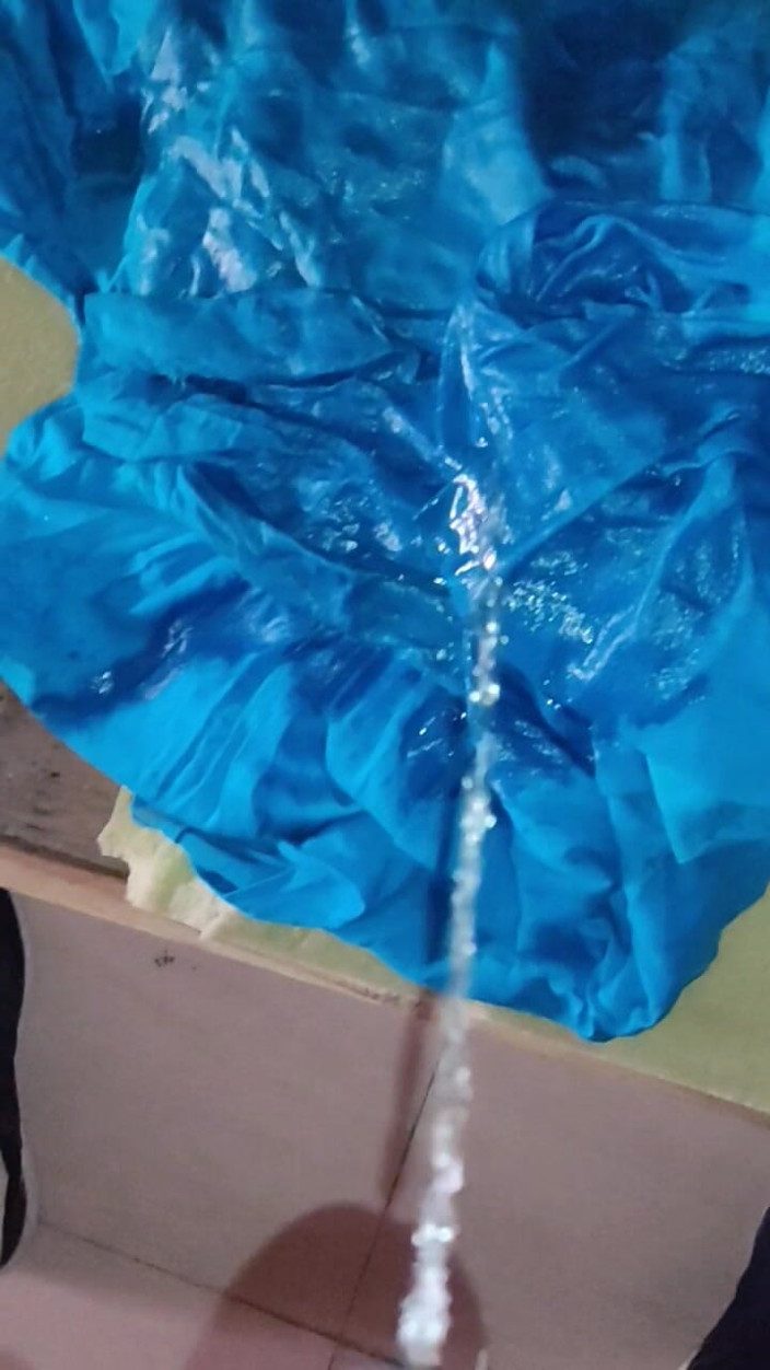 Satin And Silky: Porno cu pișare în mătase satin - pișare pe costumul asistentei Salwar într-un...
