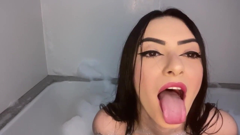 Bad Melli: Chica delgada metiendo una polla de juguete grande en su...