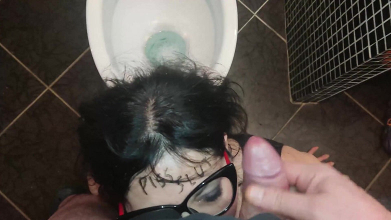Toilet Mommy: Gaji si jalang, adakah batang gemuk dalam mulutnya