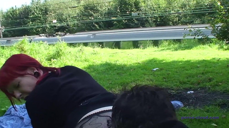Porno Cloud: Une MILF rousse se fait défoncer en public