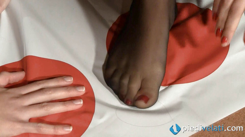 Foot Fetish HD: Dwie urocze nastolatka brunetki grają w ładną grę