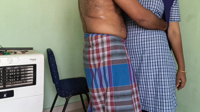 Palani69: 학교 급식 시간에 선생님과 침대를 공유하는 여학생