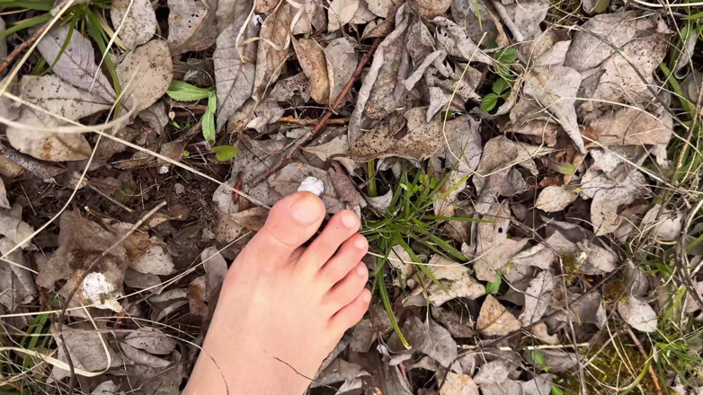 Vasya Sylvia: Camminare a piedi nudi nei boschi - Feticismo per i piedi -...