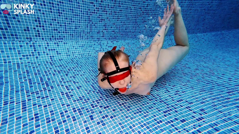 UKCuteGirl Lucy Lauren: Podvodní podání Ball Gag &amp; Prey se zavázanýma očima