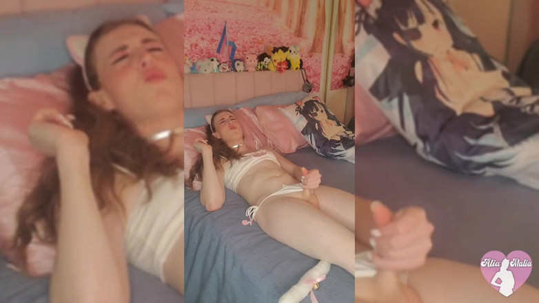 Alia Malia: AliaMaliam2f - Kitty encontró un juguete más grande