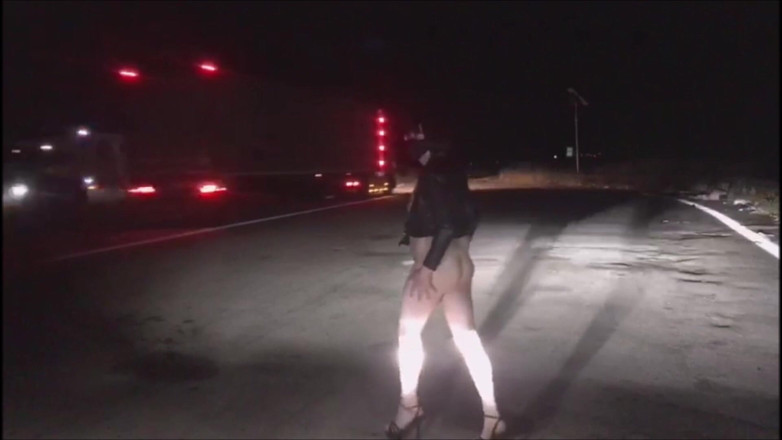 SusyTrav_AnalQueen: Dziwka Walk Fetysz ubrany po stronie autostrady prawie nago