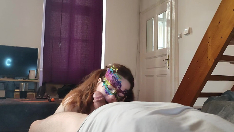 Bella Subslut: Lamiendo y chupando la polla y las bolas de padrastro...