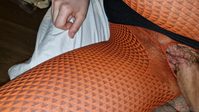 Nylon Xtreme: 第一人称视角 Elena Clark Orange连裤袜性爱