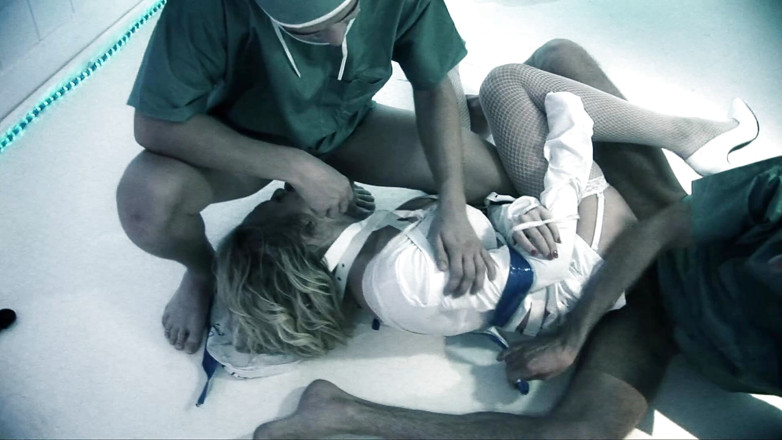 Very hot hardcore: Verrückte hure lutscht und fickt zwei harte schwänze anal