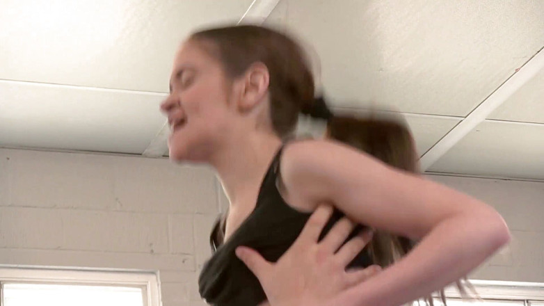 Lethal Teens: Hete tiener geneukt door een grote man in de sportschool