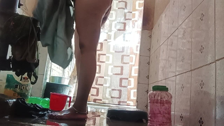 Desi_bhabhi121: Videoclip XXX cu bhabhi goală făcând baie