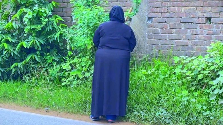 Aria Mia: Une belle-mère arabe sexy s’exhibe en sortant de la route...
