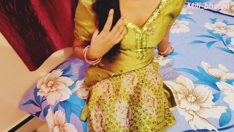 Mili bhabi: Dasi hermosa Kamwali follada por su maestro cuando está sola...