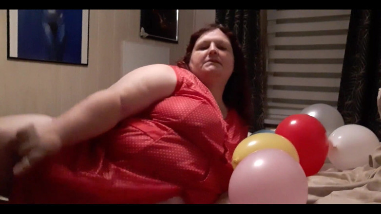 tammara big: Jugando con globos mientras usa una bata de laboratorio. También...