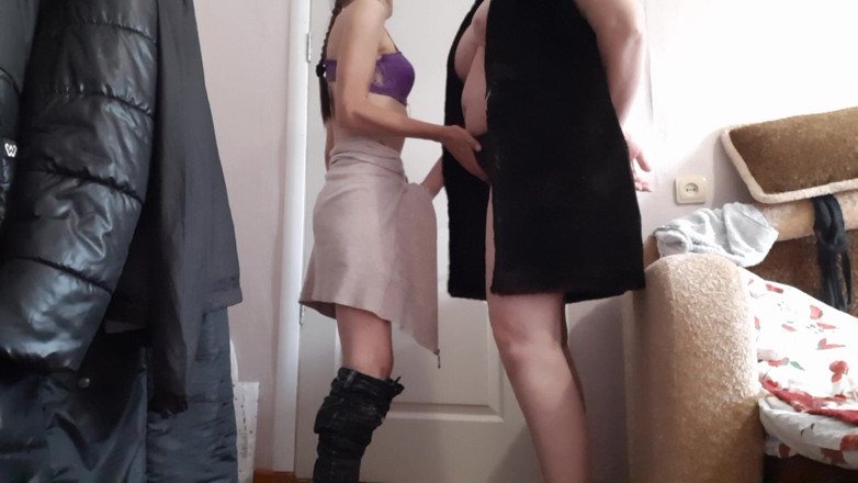 Lesbian-candys: Nós nos masturbamos mutuamente e gozamos mutuamente em casa enquanto...