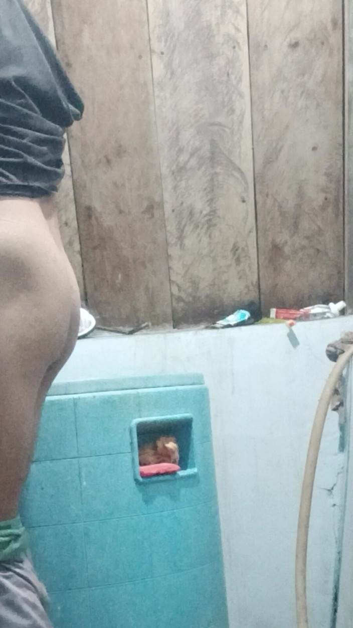 AdmHell: 화장실에서 오줌 싸는 거유