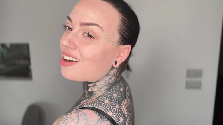 Miss Valentina: Tôn thờ tai trỏ