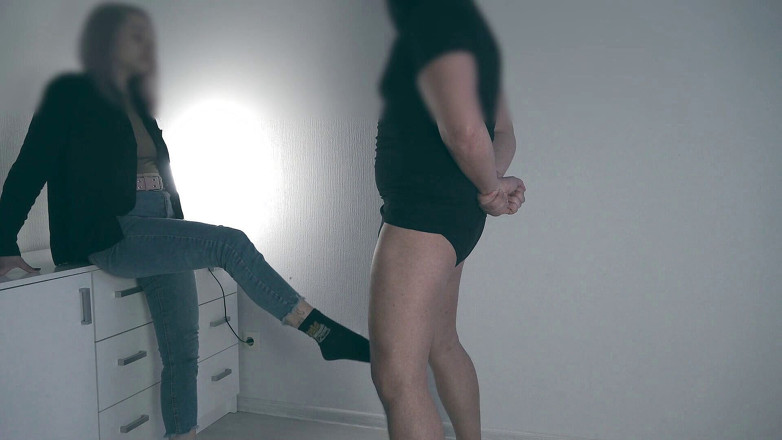 Amateur_fetish: ティーンballbusting 2 |角度 1