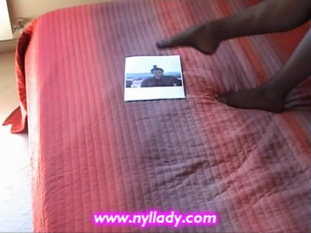 Nyllady: 레트로 - 이음새 팬티 스타킹을 입고 팬의 그림을 쓰다듬어