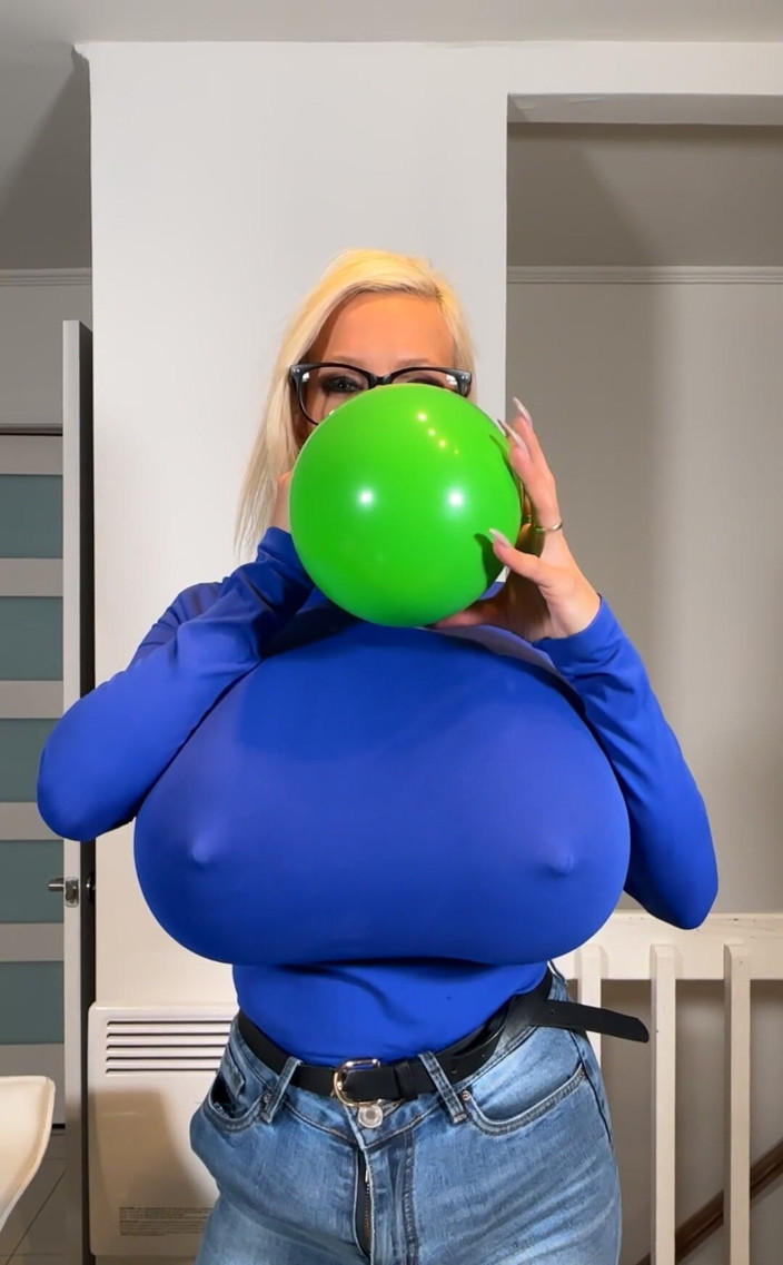 TheBustySasha: いくつかの巨大な風船を膨らませる(私のストラップオンディルドの下で)!