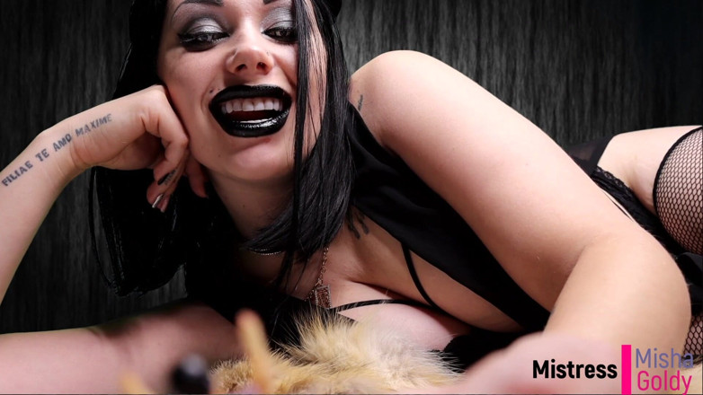 Goddess Misha Goldy: ¡Consumiendote por mi vagina demoníaco gigante!